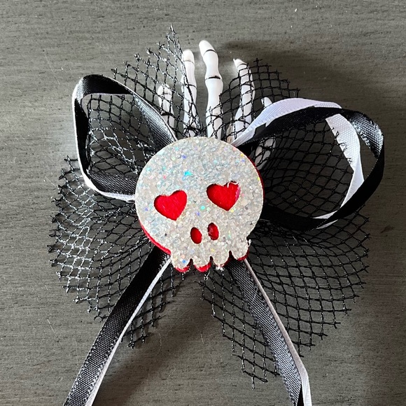 ☠️ Silver Heart Eye Day of Dead Glitter Skeleton Hand Barrette Alligator Clip - Picture 2 of 4